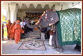 An elephant welcomes Swamishri before the Murti pratishtha assembly