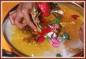 Rituals of bathing Lord Harikrishna Maharaj with water and panchamrut, prior to the Murti pratishtha ceremony