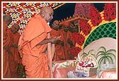 Swamishri chanting the Swaminarayan dhun before Lord Harikrishna Maharaj