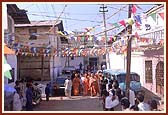 Swamishri through the streets of Kaanisa