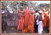 Swamishri stands on a stone to have darshan of Neelkanthvarni's visit to the ashram (no longer existing) of Haridas bawa. 