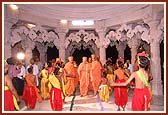 Colorfully adorned balaks (children) welcome Swamishri while entering the Swaminarayan Mandir