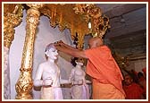 Swamishri performing abhishek (oblations) of the Lord on the first inauguration anniversary of the mandir (Patotsav)    