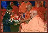 Swamishri blessing a balak who has regularly attended the Mangala arti in the mandir for the past one year since its opening
