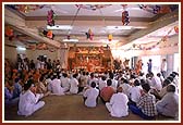 As a culmination to the Murti pratishtha, Swamishri performs the arti