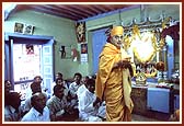 Performing arti of the old Akshar Purushottam Mandir