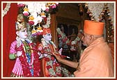 Performing Murti pratishtha of Akshar Purushottam Maharaj at the new Swaminarayan Mandir