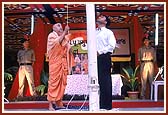 Swamishri unfurling the Indian flag on Republic day