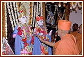Swamishri performing the murti pratishtha of Akshar Purushottam Maharaj at the Swaminarayan Mandir, Bhuvaldi