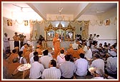 As a culmination to the murti pratishtha ceremony Swamishri and the devotees perform arti
