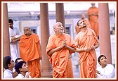 On 'Kishore Day', Swamishri was welcomed by a giant heart-shaped alignment of kishores prior to his morning puja. Walking through the 'heart' Swamishri looks up after releasing a bunch of balloons