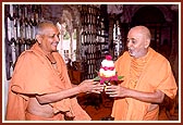 Kothari Swami of Ahmedabad Mandir offers a bouquet of appreciation to Swamishri for his 18-day stay 