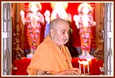 Performing arti of Thakorji at the Akshar Purushottam Swaminarayan Mandir