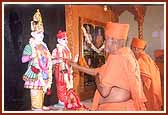 Swamishri performing the murti pratishtha of Akshar Purushottam Maharaj at the newly established 
        Swaminarayan Mandir
