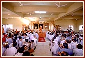 As a culmination to the murti pratishtha ceremony Swamishri and the devotees perform arti