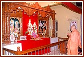 Darshan of Thakorji at the Swaminarayan Mandir, Khedbrahma