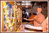Swamishri performing the murti pratishtha of Akshar Purushottam Maharaj at the Swaminarayan Mandir