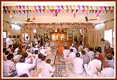 As a culmination to the murti pratishtha ceremony Swamishri and the devotees perform arti