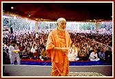 Swamishri and devotees performing arti