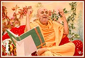 Swamishri delivering spiritual discourses during the morning assembly