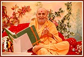 Swamishri delivering spiritual discourses during the morning assembly