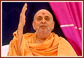 Swamishri enlivens the morning assembly with lively incidents and anecdotes