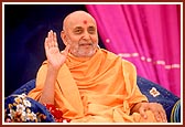 Swamishri enlivens the morning assembly with lively incidents and anecdotes