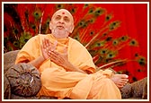 Swamishri casually discourses on lofty spiritual truths in a down to earth manner