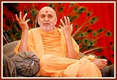 Swamishri casually discourses on lofty spiritual truths in a down to earth manner