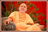 Swamishri casually discourses on lofty spiritual truths in a down to earth manner