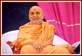 Swamishri enlivens the morning assembly with lively incidents and anecdotes