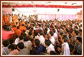 Swamishri initiating aspirants into Satsang 