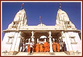 Swamishri overlooking the construction site for the new mandir complex