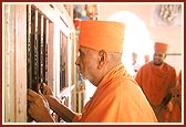 Reverentially looking into the Akshar Ordi - the personal room of Shriji Maharaj in Dada Khachar's darbar 