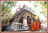 Descends the steps of Akshar Ordi