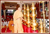 Swamishri performs the pujan of the Kalashas for the Swaminarayan Mandir at Botad