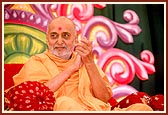 Swamishri responds to the bhajan "Sonana bor jhule Dharmakishore..." during the birthday celebration assembly of Lord Swaminarayan on 3 April by clapping and playing the kartal