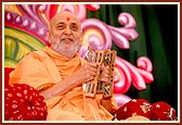 Swamishri responds to the bhajan "Sonana bor jhule Dharmakishore..." during the birthday celebration assembly of Lord Swaminarayan on 3 April by clapping and playing the kartal