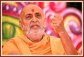 On blessing the birthday celebration assembly, Swamishri spoke about the glory of Shriji Maharaj