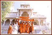 After having Thakorji's darshan, Swamishri descends the mandir steps