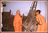 Swamishri touches and has darshan of the cart sanctified by Shriji Maharaj
