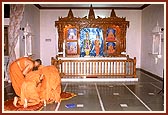 Swamishri makes an unscheduled visit for darshan at the Swaminarayan Mandir , Navagam