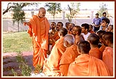 Narrating the divine incidents of Shastriji Maharaj in Purushottampura