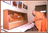 Offering respects in the room where Shastriji Maharaj had stayed and planned for the progress and development of the BAPS during his visits to Purushottampura