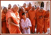 Swamishri introduces the shrine of Ganpati to 7 year old Akshat from USA at the Swaminarayan Mandir