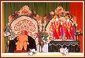Swamishri blessing the assembly during a 7-day discourse (parayan) 