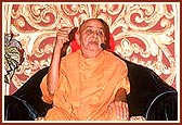 Swamishri blessing the assembly during a 7-day discourse (parayan) 