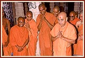 ... And then instructs him to prostrate before the Lord.Swamishri thus inspired the rites of worship in a young boy from USA