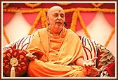 Despite the scorching heat and temperature of 44.5 Deg. Cen. Swamishri blesses the huge assembly of 10,000 devotees and wellwishers