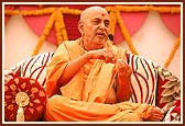 Despite the scorching heat and temperature of 44.5 Deg. Cen. Swamishri blesses the huge assembly of 10,000 devotees and wellwishers